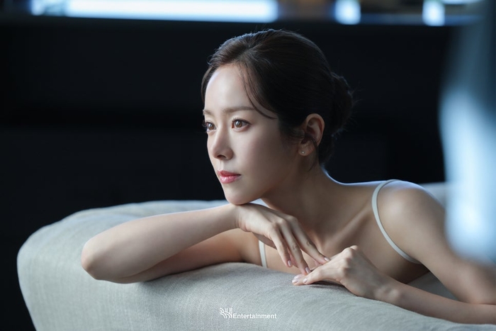 한지민, ‘AI급 비주얼’로 시선 강탈!..... “이러니 안 반해?”