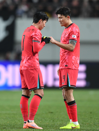 [포토] 김민재에 주장완장 넘기는 손흥민