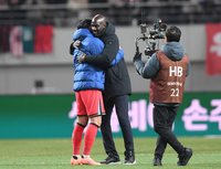 [포토] 가나 아도 감독과 인사하는 손흥민