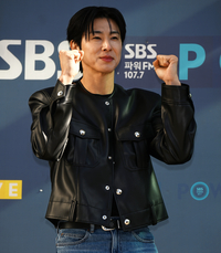 유노윤호, 블랙 레더 재킷으로 완성한 시크한 룩... 밀리터리 감성 재킷으로 강렬한 카리스마! [이주상의 e파인더]