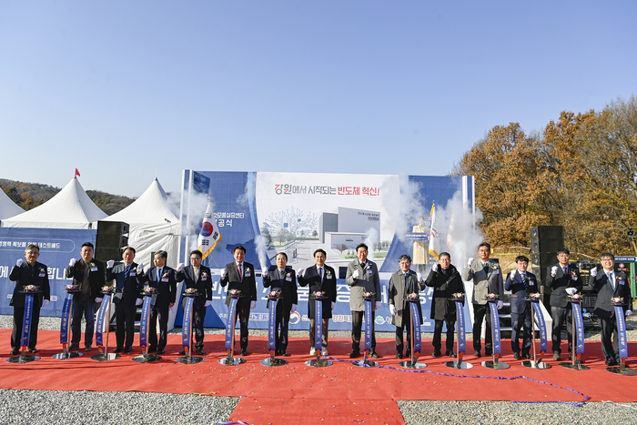 원강수 원주시장이 반도체 소모품 실증센터 착공식에서 착공 벨을 누르고 있다. 사진|원주시청