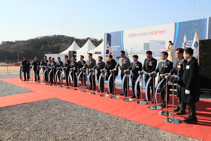 김진태 강원특별자치도지사가 19일 원주시 부론일반산업단지에서 열린 ‘반도체 소모품 실증센터’ 착공식에 참석했다. 사진|강원특별자치도청