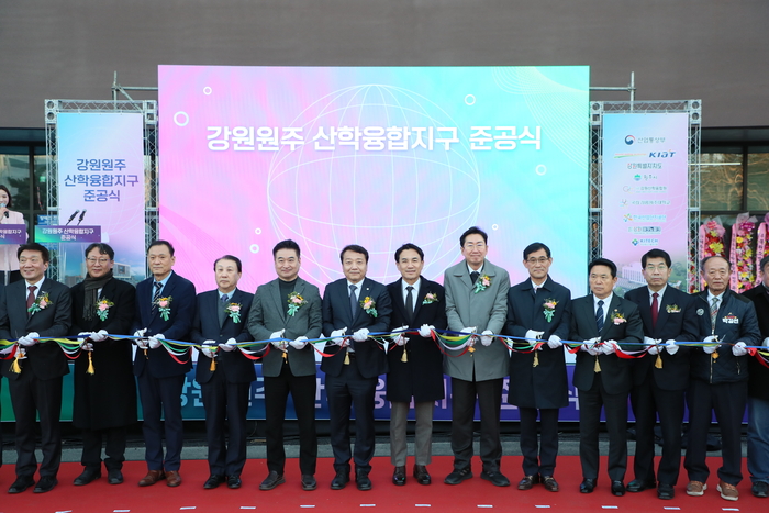 김진태 강원특별자치도지사가 19일 원주 문막읍에서 열린 ‘강원 산학융합지구 준공식’에서 테이프커팅을 하고 있다. 사진|강원특별자치도청