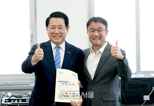 김영록 전라남도지사가 19일 서울 국회에서 한병도 국회 예산결산특별위원장과 면담을 갖고 2026년도 전남도 국고 핵심 사업 해결을 위한 건의 및 협조를 요청하고 있다. =전남도 제공