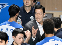 ‘3연패’ 김상우 감독 “똑같은 패턴으로 1~2세트 내줘, 미스로 달아날 기회 놓쳤다”[현장인터뷰]