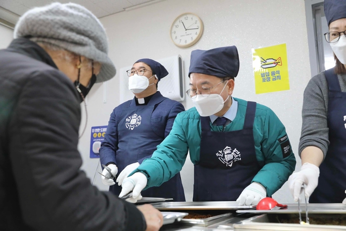 육동한 춘천시장, 무료급식 배식봉사