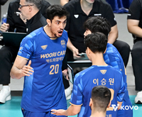 승부처에서 빛난 블로킹 11개…‘아라우조 28득점’ 우리카드, 삼성화재 꺾고 5연패+최하위 ‘탈출’[현장리뷰]