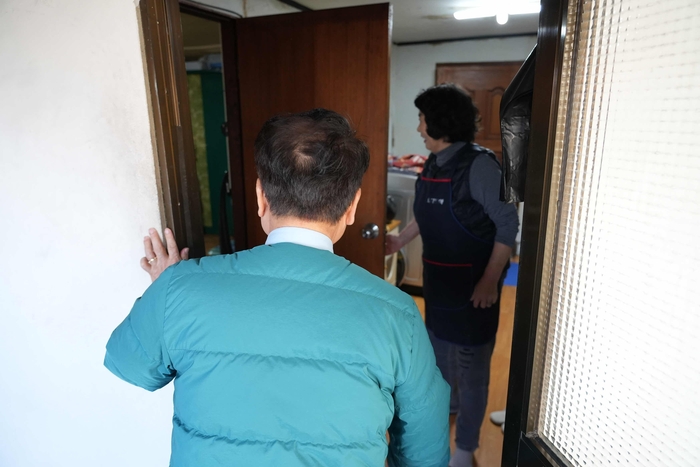 육동한 춘천시장, 한파대비 취약계층 가정 방문