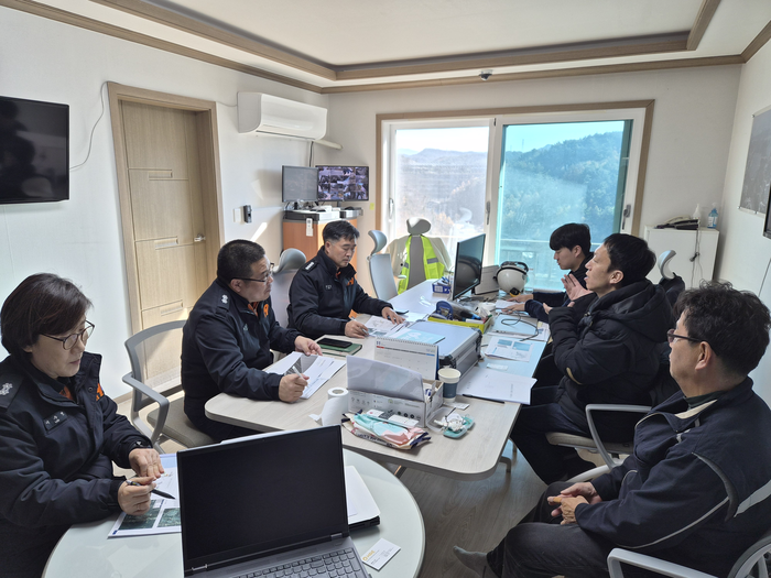 이순균 영월소방서장이 포레스트 앤 리에너지(영농형 태양광시설) 관계자들과 현장에서 필요한 지원과 개선사항에 대해 논의하고 있다. 사진|강원특별자치도 영월소방서