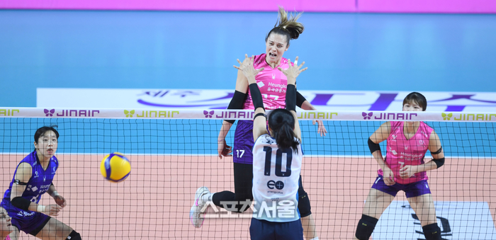 [포토] 레베카 ‘블로킹을 피해서’