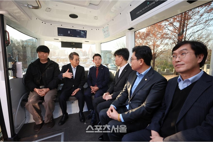 20일 파주시 경기미래교육 파주캠퍼스에서 김동연 지사가 관계자들과 자율주행차량 시승을 하고 있다. 제공=경기도