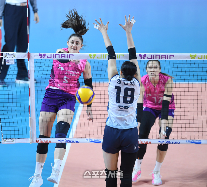 [포토] 피치 ‘공격 성공이야’