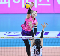 [포토] 레베카 ‘손목 살짝 비틀어서’