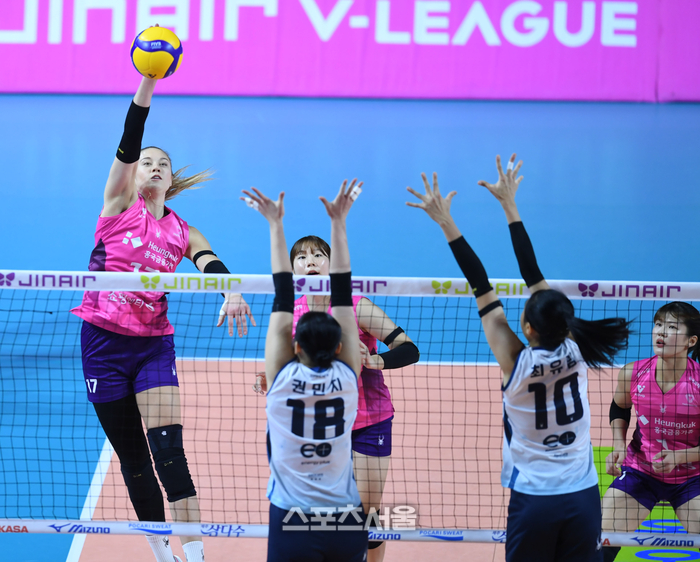 [포토] 레베카 ‘막을테면 막아봐’