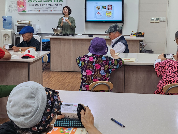 찾아가는 교육: 고령자 대상 교육. 사진|식품진흥원