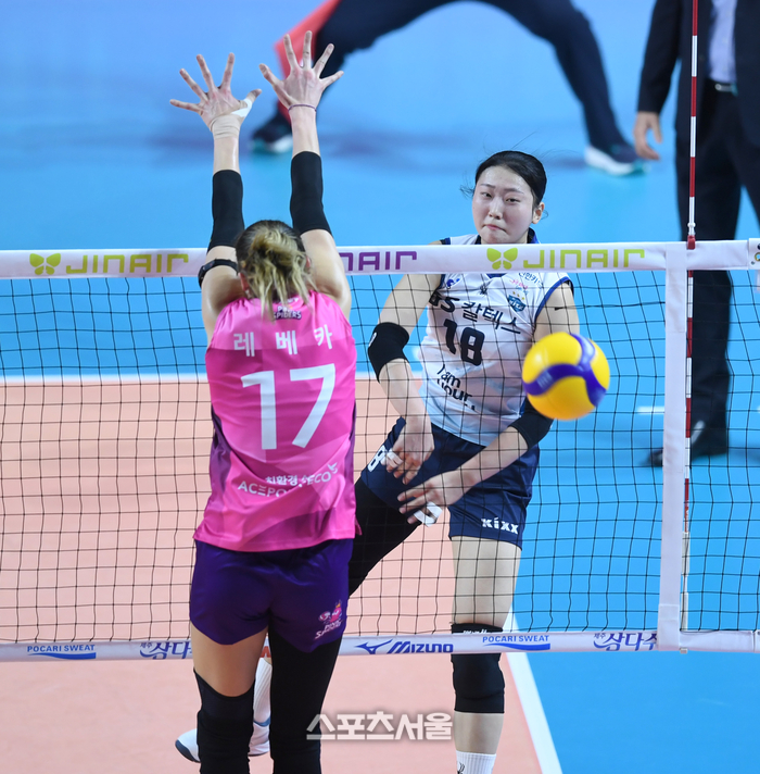 [포토] 권민지 ‘블로킹을 피해서’