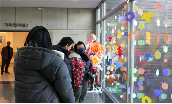 참여자들이 한지문화예술교육+ 성과전시 한지예술제 전시작품을 관람하는 모습. 사진|(사)한지문화재단