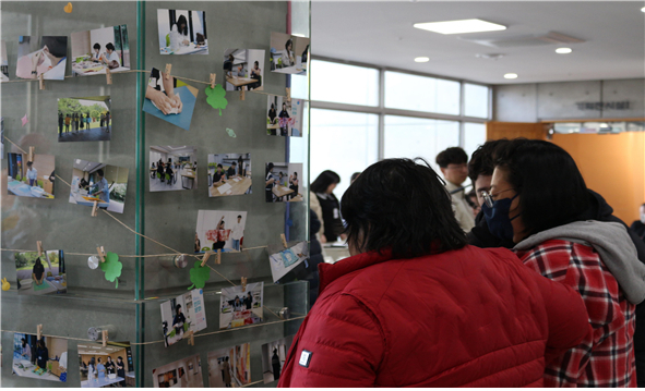 참여자들이 한지문화예술교육+ 성과전시 한지예술제 전시작품을 관람하는 모습. 사진|(사)한지문화재단