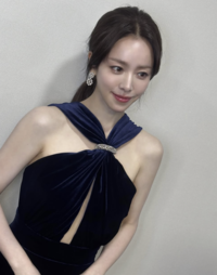 ‘청룡 여신’ 한지민, 파격 드레스에도 우아함 살렸네 [★SNS]