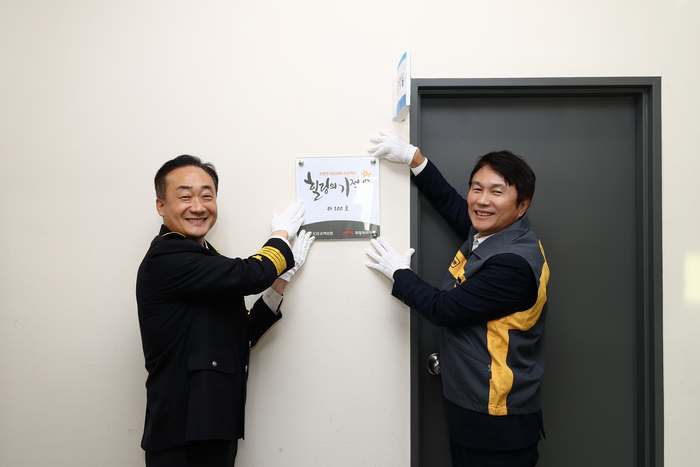 이진호 소방청 기획조정관과 구본욱 KB손해보험 대표이사가 100호 심신안정실 현판식에서 기념촬영을 하고 있다. 사진|소방청