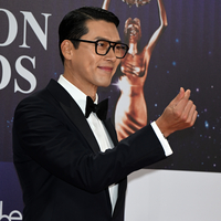 현빈, 제46회 청룡영화상서 완벽한 클래식 턱시도 룩 선보여...손예진과 역사적 부부 동반 수상! [이주상의 e파인더]