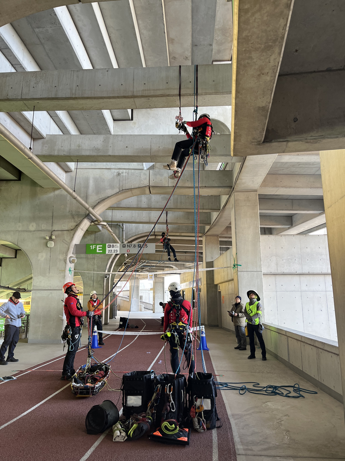 참가팀들이 팀레스큐 경연 중 수평 로프구조시스템을 설치하고 있다. 사진|소방청