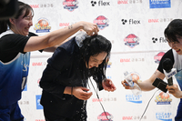 첫 승 물세례에 기쁨 대신 ‘옷 어쩌지?’…‘T’다운 최윤아 감독, 경기력도 완벽했다 [SS시선집중]