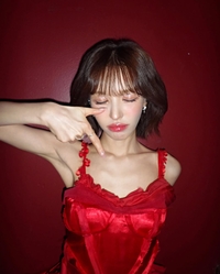 레드벨벳 웬디, 레드 드레스로 시선 확! “빨간 맛 그 자체”
