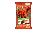 풀무원, 쫄깃한 밀떡이 입에 착 감기는 ‘밀착 떡볶이’ 출시