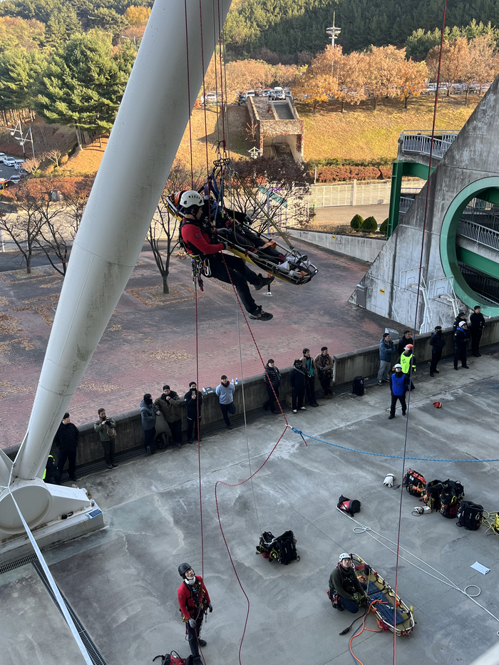 참가팀들이 팀레스큐 경연 중 들것을 이용하여 구조대상자를 구조 후 로프를 이용하여 안전지역으로 이송하고있다. 사진|소방청
