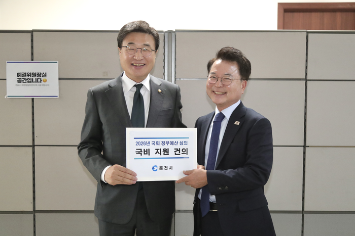 육동한 춘천시장이 김대식 예결위원에게 ‘2026년도 국회 정부 예산 심의 국비 지원 건의문’을 전달하고 있다. 사진|춘천시청