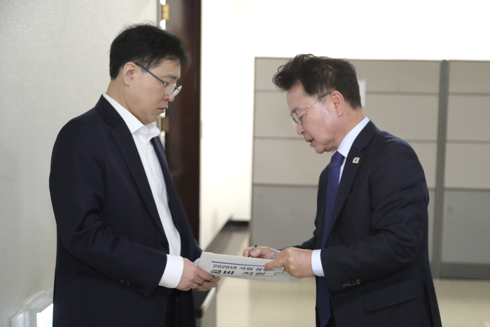 육동한 춘천시장이 임우근 예결위 수석전문위원에게 ‘2026년도 국회 정부 예산 심의 국비 지원 건의문’을 전달하고 있다. 사진|춘천시청