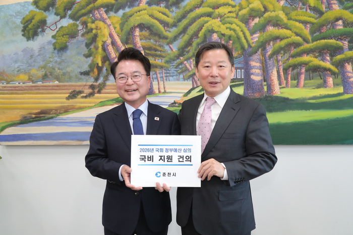 육동한 춘천시장이 이철규 산업위원장에게 ‘2026년도 국회 정부 예산 심의 국비 지원 건의문’을 전달하고 있다. 사진|춘천시청