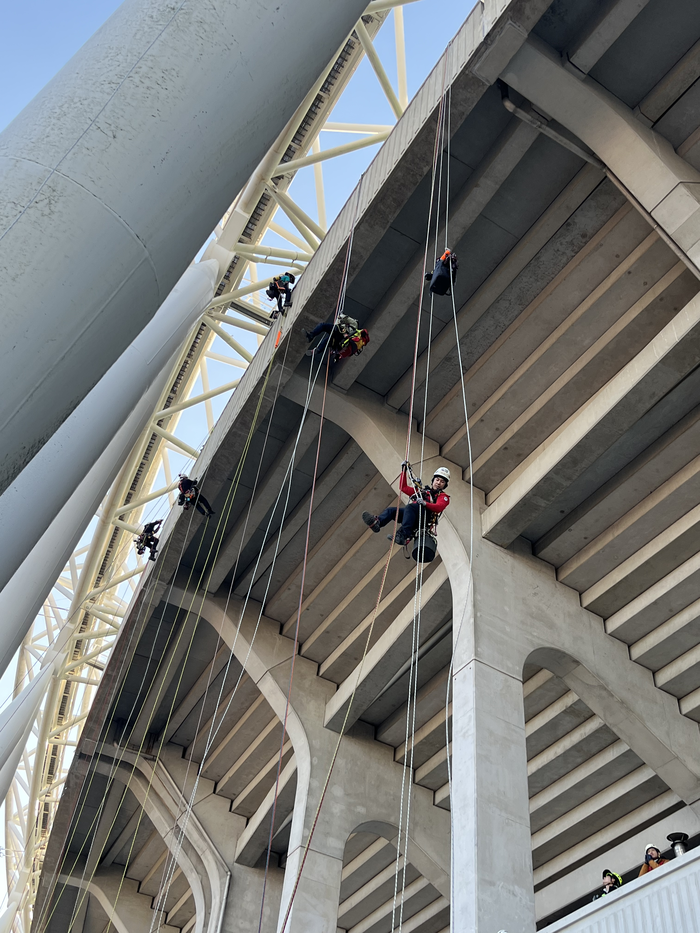 참가팀들이 팀레스큐 경연 중 구조대상자 구조를 위해 수직 등반을 하고 있다. 사진|소방청