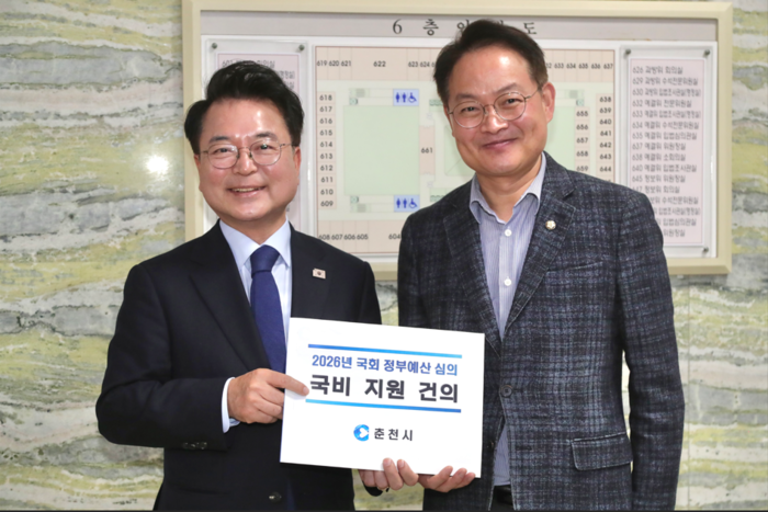 육동한 춘천시장이 허영 국회의원에게 ‘2026년도 국회 정부 예산 심의 국비 지원 건의문’을 전달하고 있다. 사진|춘천시청
