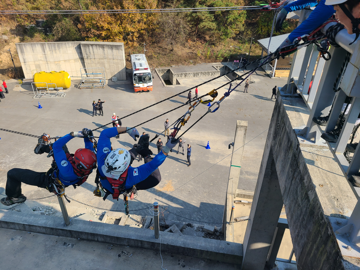 참가팀들이 에너지 레이스 경연 중 수평등반을 하고 있다. 사진|소방청