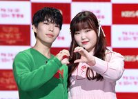 ‘남매듀오’에서 ‘대표님’ 될까?…악뮤의 새판짜기 ‘이적vs셀프레이블’