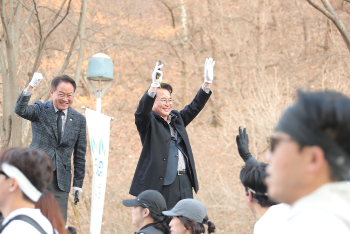 육동한 춘천시장, 더크루 선셋 기부런 참석