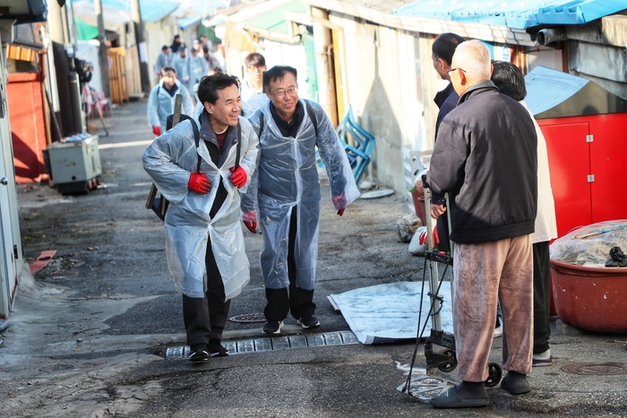 김진태 지사, 도청 공무원들과 연탄 배달 봉사 참여