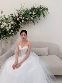 윤채경, 싱글대디 이용대와 열애설 나더니 웨딩 드레스 공개!