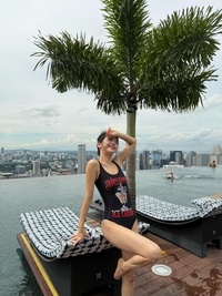 마마무 솔라, 싱가포르서 블랙 모노키니로 건강미 과시