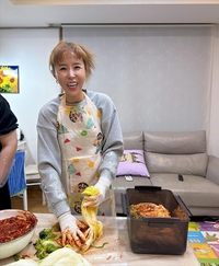 ‘내년 결혼’ 코요테 신지, 앞치마 입고 ‘살림꾼’ 변신!