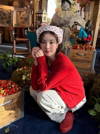 권은비, ‘워터밤 여신’의 반전 매력!...‘딸기 요정’으로 상큼함 폭발