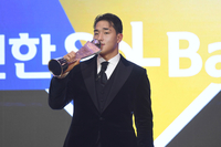 [포토] 신인상 트로피에 입맞춤하는 안현민