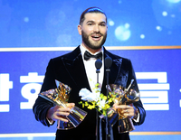 “수상 영광은 아내에게!” 낭만의 사랑꾼 ‘4관왕’ 폰세, 내친김에 MVP까지? [KBO시상식]