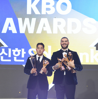 [포토] 신인상 안현민-MVP 폰세 ‘트로피 한가득’