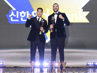 [포토] 신인상 안현민-MVP 폰세 “파이팅”