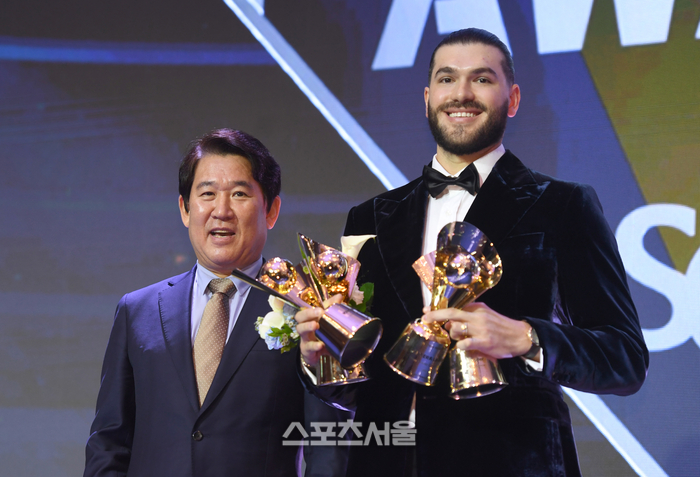 [포토] 한화 폰세, 평균자책점-탈삼진-승률-승리상 수상