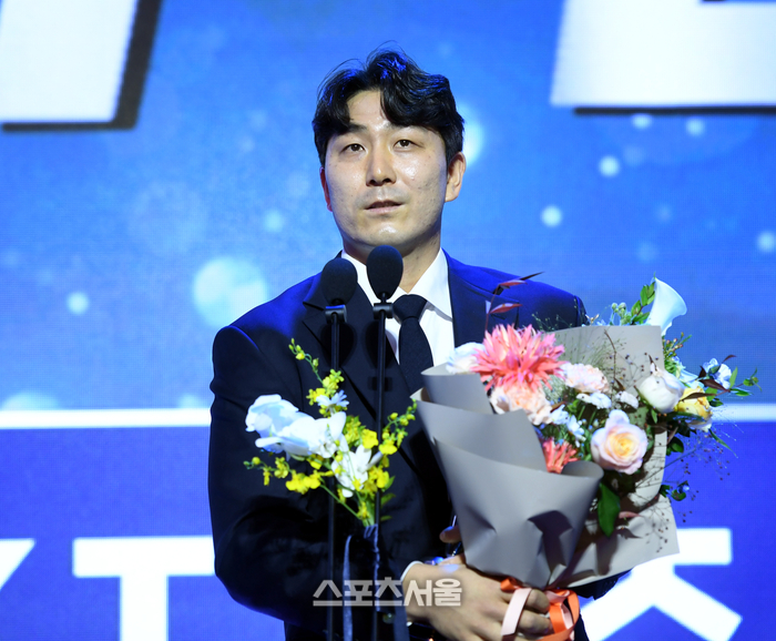 [포토] KT 조이현, 퓨처스리그 평균자책점상-승리상 수상