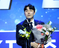 [포토] KT 조이현, 퓨처스리그 평균자책점상-승리상 수상